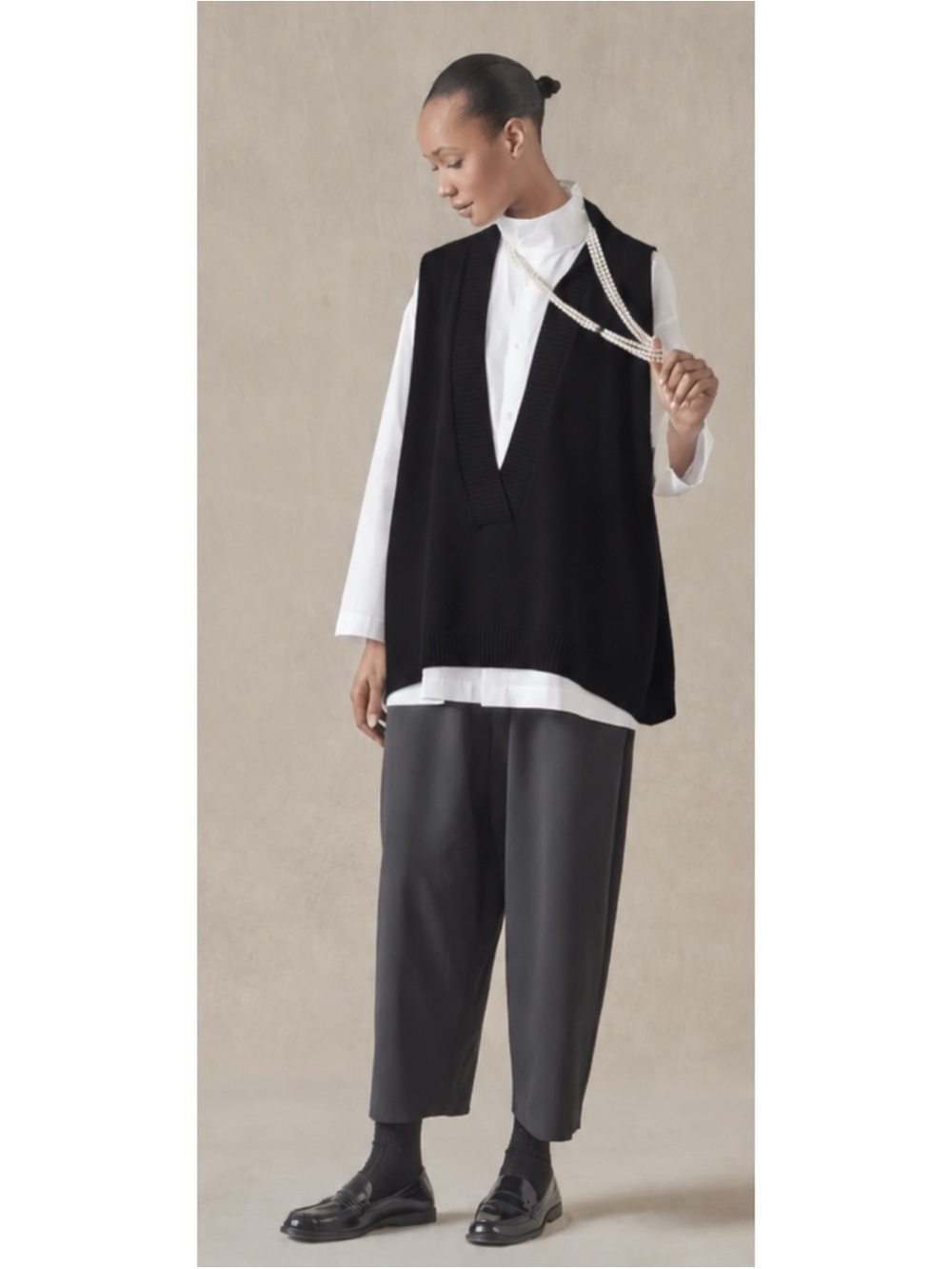 Eskandar Cashmere A-line Sleeveless Deep V-neck Sweater - Mid Plus in Black S